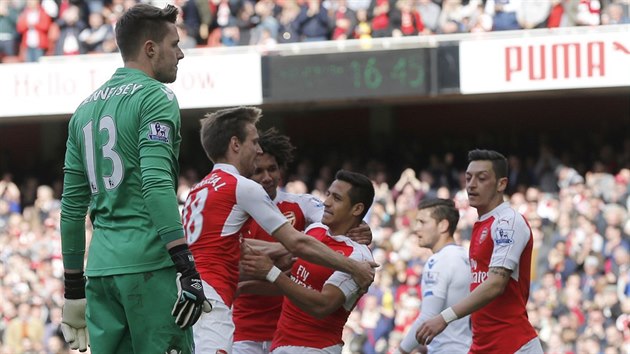 Fotbalist Arsenalu se raduj z vedouc branky, kterou do st Crystal Palace vstelil Alexis Snchez.