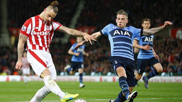 Ofenzivn hr Stoke Marko Arnautovi zkou stlet pes brncho Tobyho Alderweirelda z Tottenhamu.