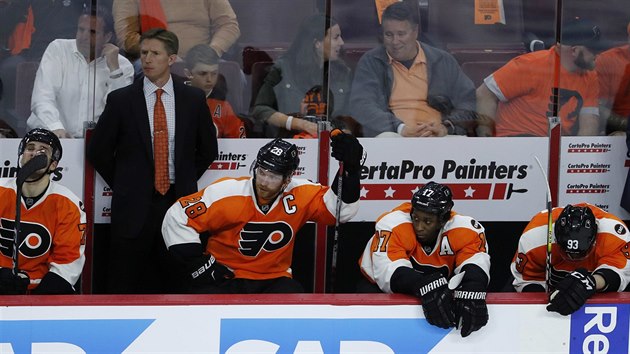 Sklesl stdaka Flyers. Zleva Chris VandeVeldem, kou Dave Hakstol, Claude Giroux,  Wayne Simmonds and Jakub Vorek na konci zpasu proti Washingtonu. Flyers prohrli 1:6.