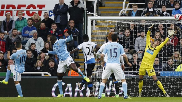 Sergio Agero (vlevo) poslal hlavou Manchester City do veden, i kdy stl ped glovou stelou v jasnm ofsajdu.