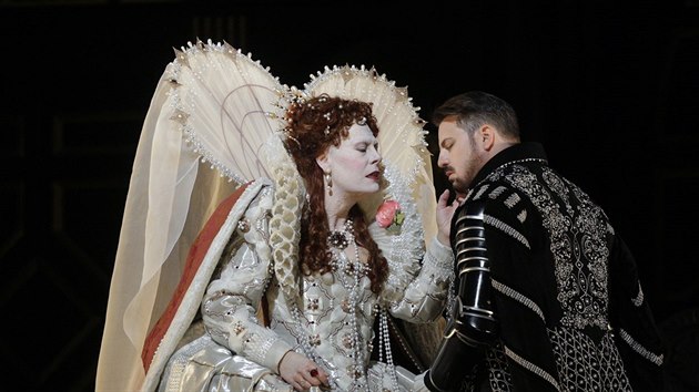 Sondra Radvanovsky jako Alžběta I. a Matthew Polenzani jako Roberto Devereux v Metropolitní opeře