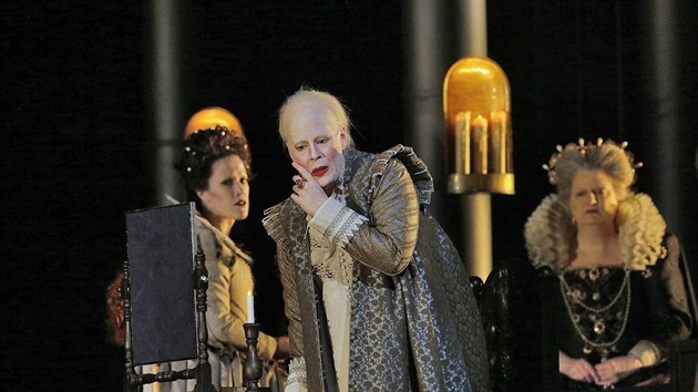 Sondra Radvanovsky (uprostřed) jako Alžběta I.v Donizettiho opeře Roberto Devereux v Metropolitní opeře