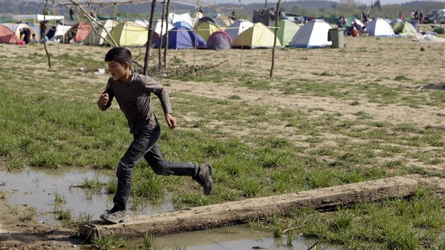 V Idomeni ji nkolik tdn pevaj tisce uprchlk. ady se je sna vrtit zpt do Turecka (13. dubna 2016)