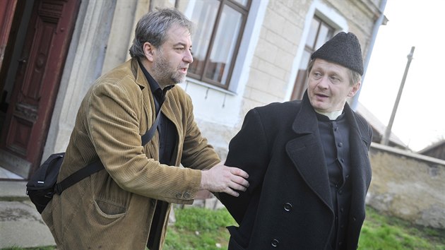 Publicista Miloš Doležal, předvádí herci Bumbálkovi - představiteli Toufara, scénu nočního zatýkání příslušníky StB.