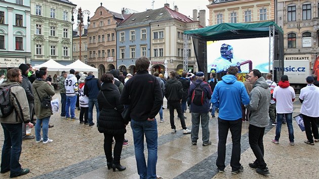 Fanouci podporuj Bl tygry ped velkoplonou obrazovkou u libereck radnice (15. dubna 2016).