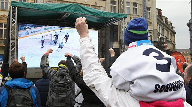 Fanoušci podporují Bílé tygry před velkoplošnou obrazovkou u liberecké radnice (15. dubna 2016).