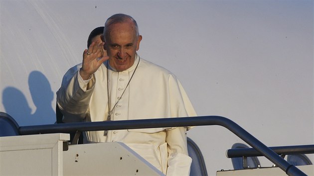 Pape Frantiek vyrazil na eck ostrov Lesbos, aby pozdravil a poobdval s piblin 250 benci v tboe Moria (16. dubna 2016).