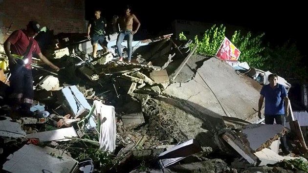 Ekvádor zasáhlo zemětřesení o síle 7,8 stupně. V celé zemi byl vyhlášen výjimečný stav (17. dubna 2016).