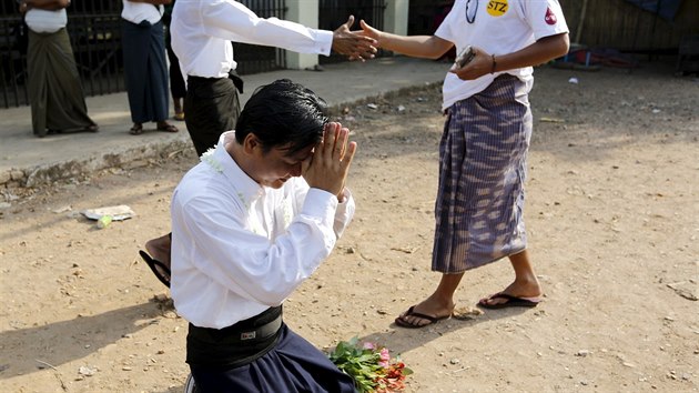 Barmsk prezident Tchin jo nechal propustit 81 politickch vz (17. dubna 2016).