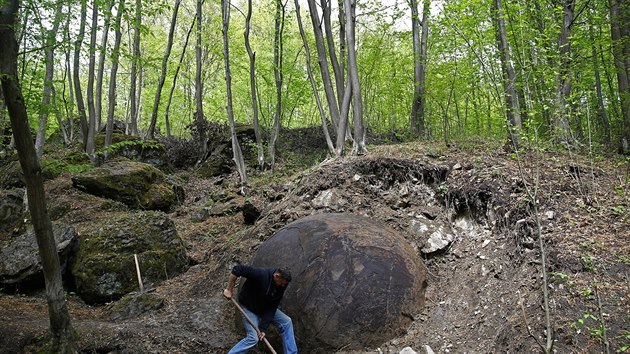 Kamenn koule nalezen v lese pobl msta Zavidovii (11. duben 2016)