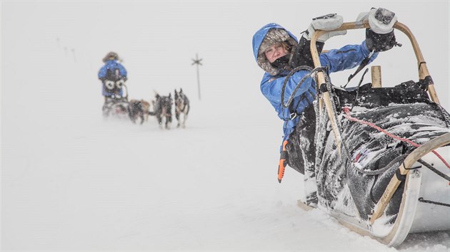 Martina Gebarovsk na trati. astnci Fjllrven Polar museli zdolat ti sta kilometr.