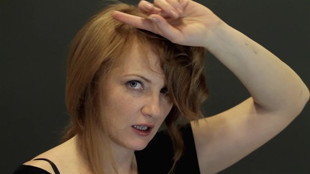 Vlasy rozdlujte do pramen vodorovn, jak kadenice ukazuje.