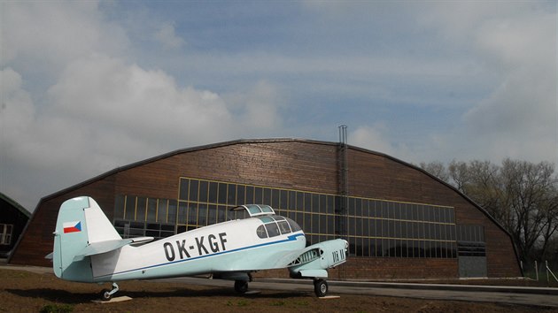 Aero C-45 ped zrekonstruovanmi hangry Star Aerovky v praskch Letanech