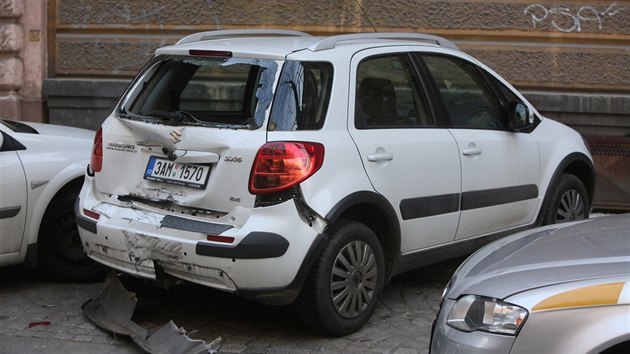 Policejn dstojnk na praskch Vinohradech naboural pes padest zaparkovanch aut. (12. dubna 2016)