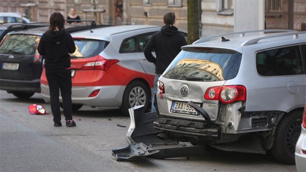 Policejní důstojník na pražských Vinohradech naboural přes padesát zaparkovaných aut. (12. dubna 2016)