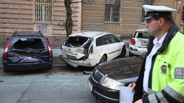 Opil policejn dstojnk na praskch Vinohradech naboural pes padest zaparkovanch aut. (12. dubna 2016)