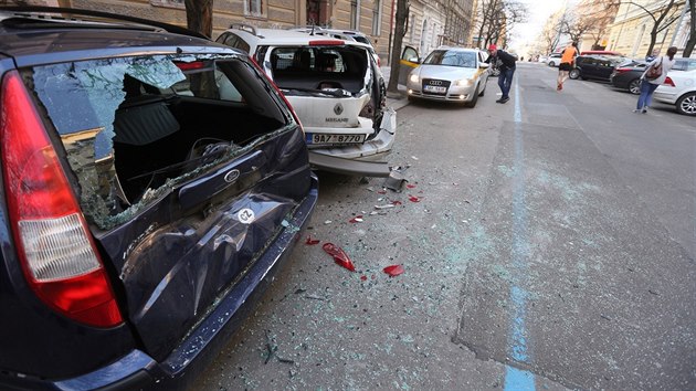 Opilý policejní důstojník na pražských Vinohradech naboural přes padesát zaparkovaných aut. (12. dubna 2016)
