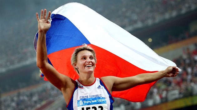 esk otpaka Barbora potkov se stala olympijskou vtzkou. V dramatickm vyvrcholen zvodu svm poslednm hodem pekonala dosud suvernn Rusku Abakumovovou. (Peking, 21. srpna 2008)