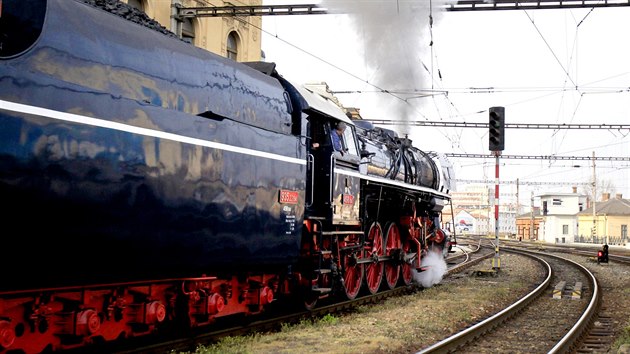 Parní rychlíková lokomotiva 498.104 přezdívaná Albatros se ve čtvrtek krátce zastavila na brněnském Hlavním nádraží. (14. dubna 2016)