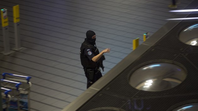 Policie evakuovala st letit v Amsterdamu (13. dubna 2016).