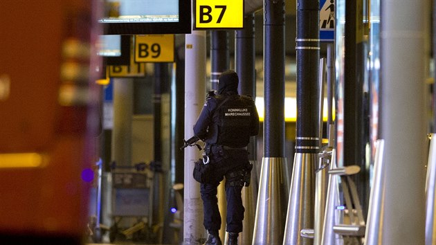 Policie evakuovala st letit v Amsterdamu (13. dubna 2016).