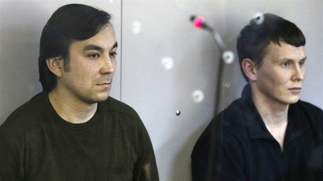 Jevgenij Jerofejev (vlevo) a Alexandr Alexandrov ped soudem v Kyjev (18. dubna 2016)