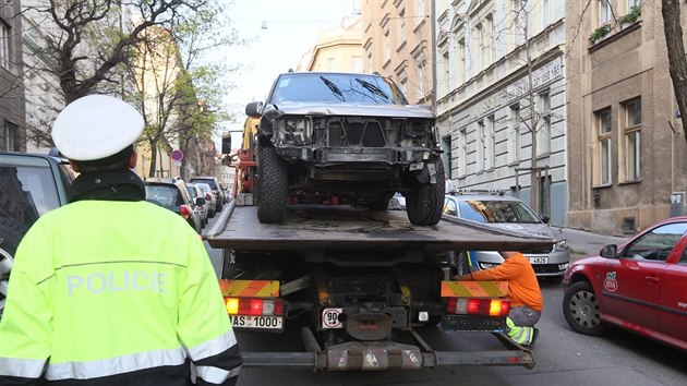 idi v prask umavsk ulici naboural nkolik destek zaparkovanch aut (12. dubna 2016).