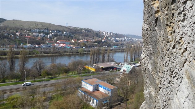 Ze stny na Branickch skalch je krsn vhled na Zlchov a Smchov.