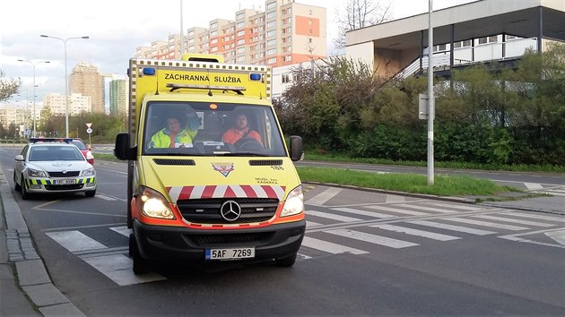 Záchranka přijíždí ke zraněnému muži ve Hviezdoslavově ulici.