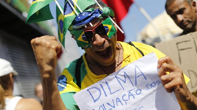 Dilma je spsou chudch, mysl si mu na snmku o tamn prezidentce Dilm Rousseffov. (17. dubna 2016)