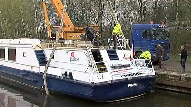 Nakldn lodi Poseidon v Tnci nad Labem