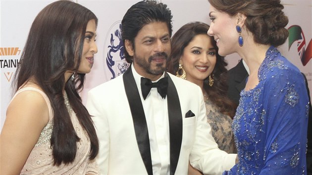Kate a William se na charitativn recepci setkali s hvzdami Bollywoodu. Na snmku indick hvzda prvn velikosti Aishwarya Rai a nemn slavn herec Shahrukh Khan.
