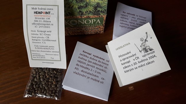 Obsah zásilky se semínky od Konopy: certifikát vlevo potvrzuje, že jde o certifikovanou odrůdu technického konopí.