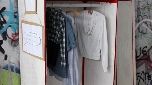 Veřejná šatní skříň Architektů bez hranic momentálně stojí v jednom z modřanských podchodů a začíná žít svým vlastním životem. Oblečení v ní se mění: mizí a přibývá jiné. 