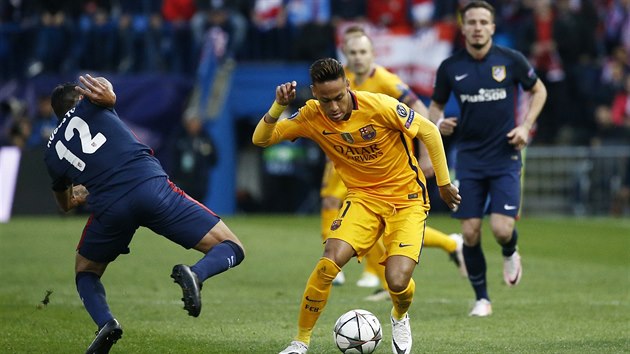 Barcelonsk Neymar se probj pes Augusta Fernandeze z Atltika Madrid v odvetnm utkn tvrtfinle Ligy mistr.