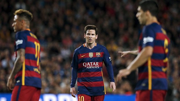 Hvzdy Barcelony nechápou, co se dje. Neymar (vlevo), Messi a Suárez.