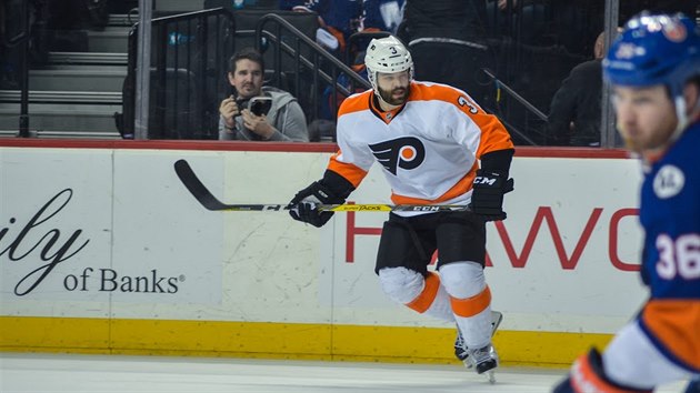 Radko Gudas v zpase proti Islanders.