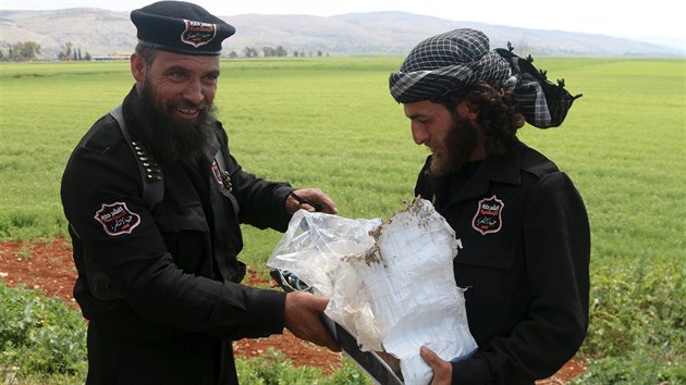 Islamist z fronty an-Nusra si v syrskm guvernortu Idlb prohlej bombu.