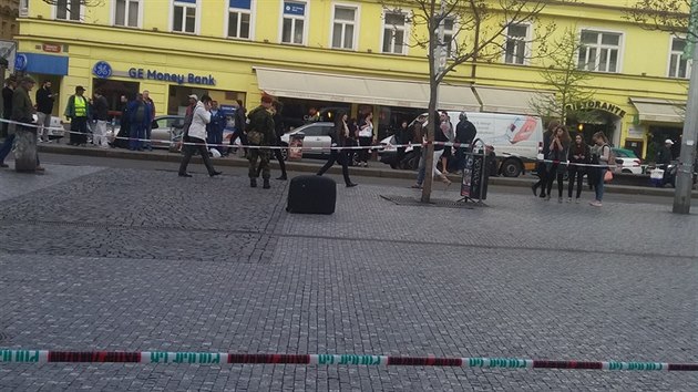 Policie musela uzavt prostory ped praskm metrem Andl kvli podezelmu kufru (14.4.2016).