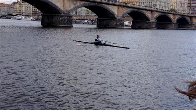 Skifaka tvrd, e do n naboural lun a zpsobil j zrann. Posdka lodi to ale odmt s tm, e to bylo pesn naopak. Svdci podili fotografie, na kterch je vidt, jak dvka po nehod odjd.