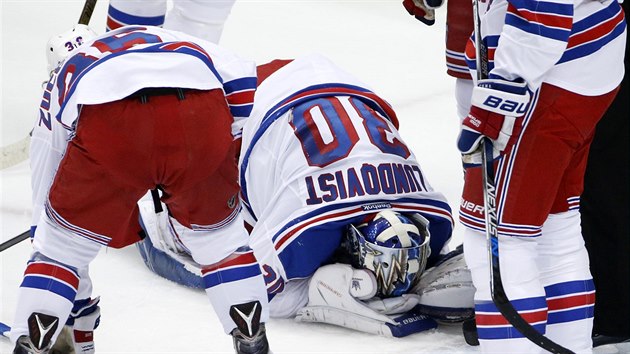 Brank New York Rangers Henrik Lundqvist se svj v bolestech.