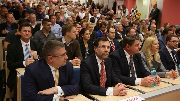 Aula, kde probhala pednka Vclava Klause, byla zcela zaplnn. Studenti sedli i na schodech.