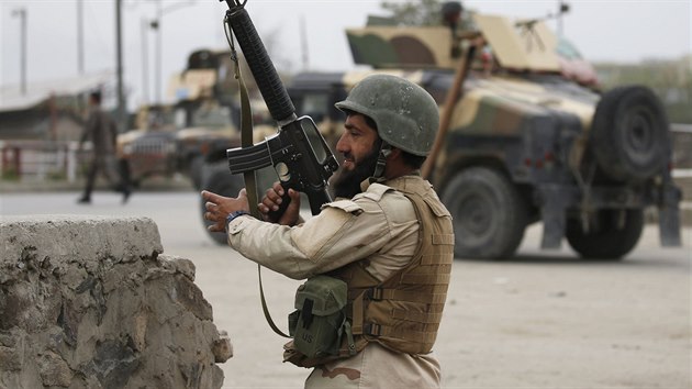 Afghnsk vojk hld jednu z pozic po toku Talibanu v Kbulu. (19. dubna 2016)