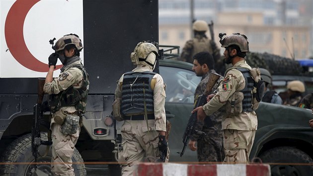 Afghnt vojci hldkuj po toku Talibanu v Kbulu. (19. dubna 2016)
