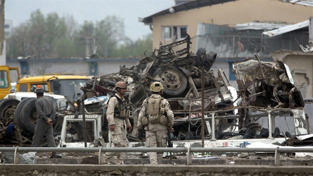 Vojci na mst niiv exploze v Kbulu. (19. dubna 2016)