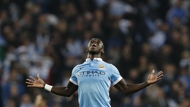 A JSME TAM! Bacary Sagna z Manchesteru City se raduje z postupu do semifinle Ligy mistr.