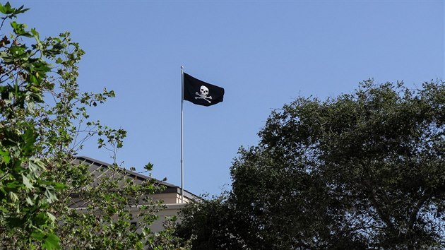 Pirátská vlajka nad kampusem Facebooku v Menlo Parku