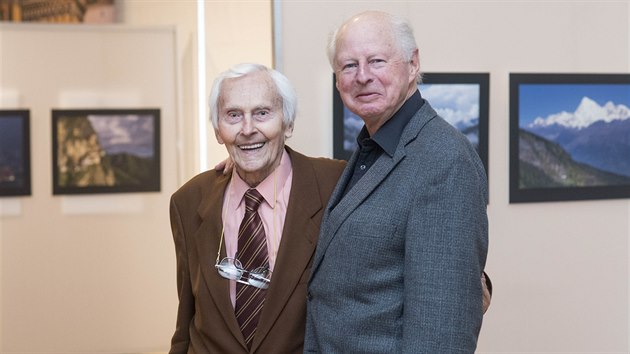 Biolog a ocenograf Thor Heyerdahl (vpravo) se v pondl setkal s cestovatelem Miroslavem Zikmundem.