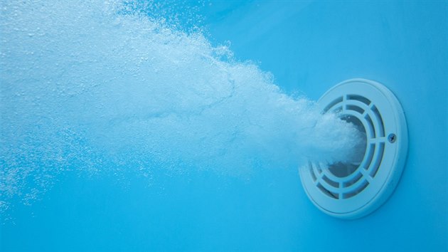 Trysky se umisťují do čelní stěny bazénu (většinou na kratší stranu, pokud možno naproti skimmeru a schůdkům) tak, aby byl plavec při plavání vzdálený od stěny alespoň 1,5 m.