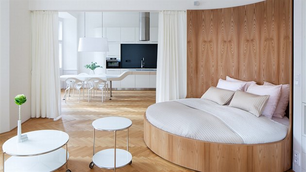 Oton kruhov postel pedstavuje dominantu celho bytu, by je zde i samostatn lonice.